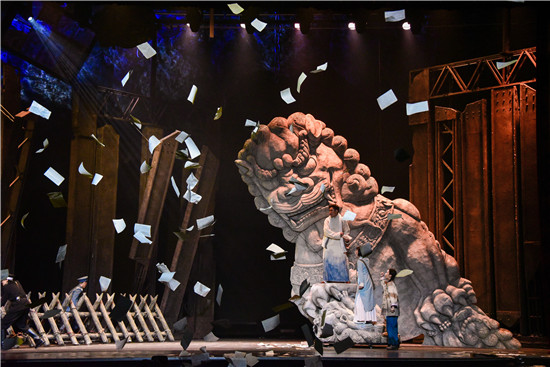 优德中国大型献礼话剧《大江歌罢》首演圆满成功，在全校师生中引发热烈反响